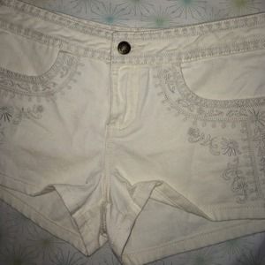 🚫🚫SOLD🚫🚫 White embroidered shorts SZ 28