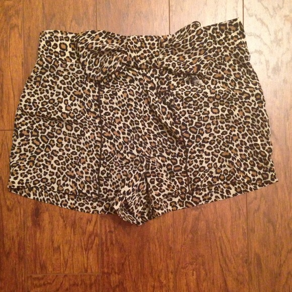 High waisted Leopard Bow shorts.