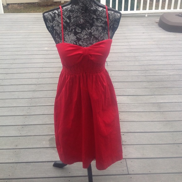 Beautiful red dress - Picture 3 of 4