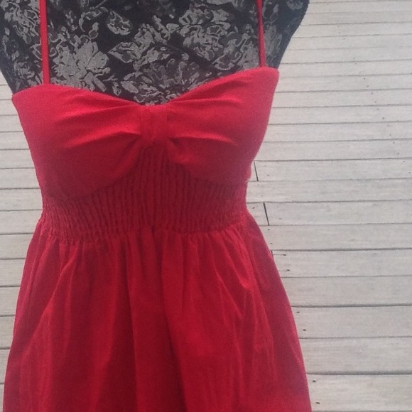 Beautiful red dress - Picture 4 of 4