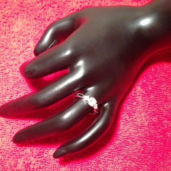 Sterling Silver cubic zirconia ring - Picture 3 of 4