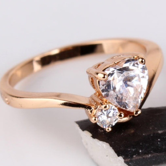 🚨Sale🚨 1ct Heart Crystal 18kt GF Ring NWOT