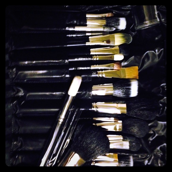 BRAND NEW 22 AUTHENTIC  MAC BRUSHES with holder