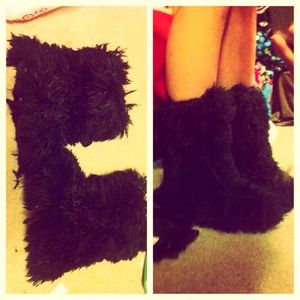 Fuzzy black boots💫