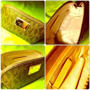 REDUCE FOR @courtep7 New Michael Kors make up bag✅
