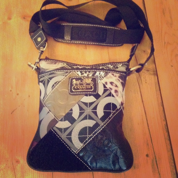 Very cute coach look alike crossover great deal