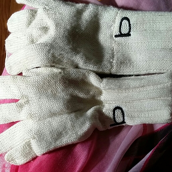 Cream Bebe 100% acrylic gloves