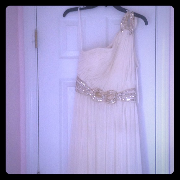 Gorgeous Ivory Formal Gown 💛