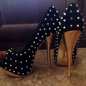 Gold-Spiked Platforms