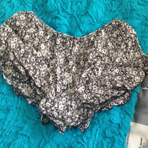 Brandy melville floral vodi shorts