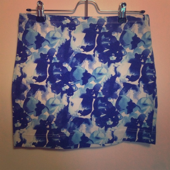 ❌SOLD IN BUNDLE❌ H&M Floral Bodycon Skirt