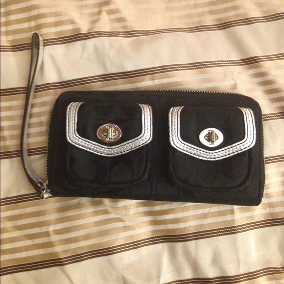💯% authentic coach wristlet