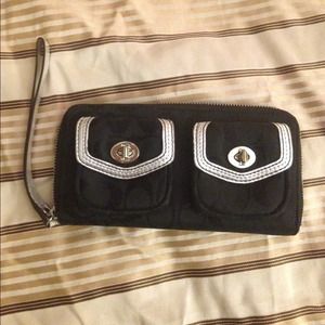 💯% authentic coach wristlet