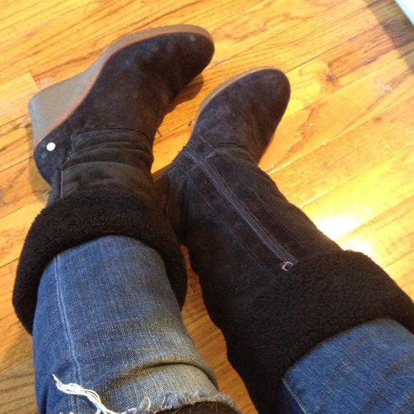 💃SOLD on TF💃UGG Australia Black Fur Wedge Boots