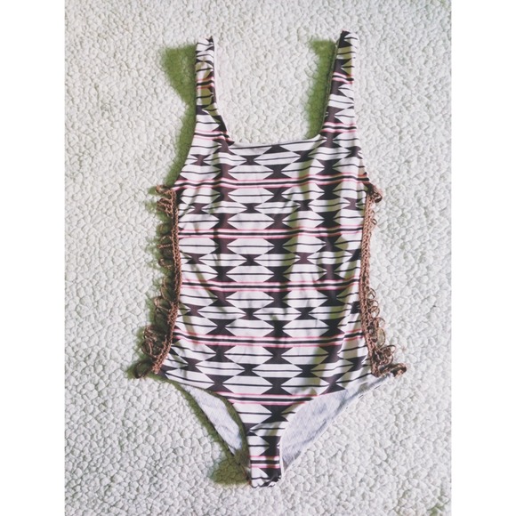 ❌❌SOLD❌❌Acacia Bordeaux One piece in Native print