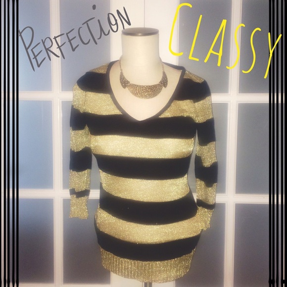 🎉30% off bundles🎉Black and gold top