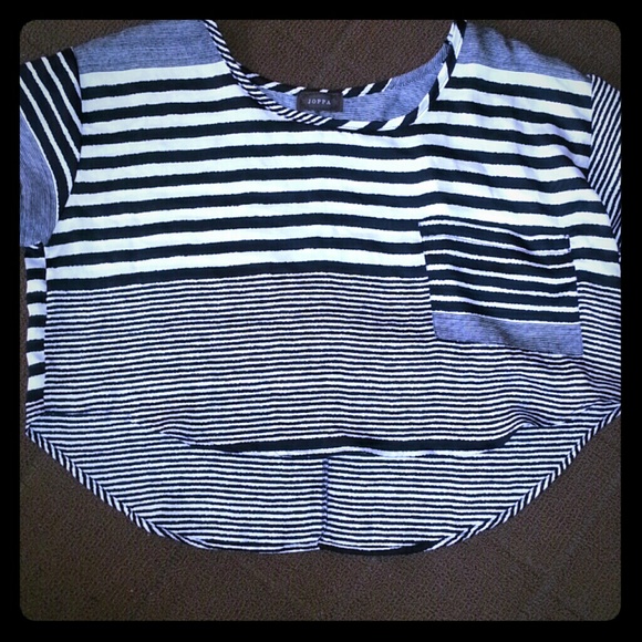 📍 sold 📍Black and white striped cropped top