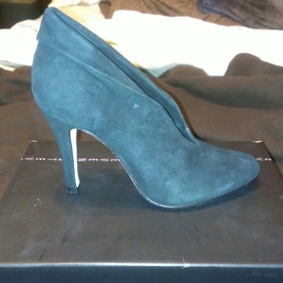Steven by Steve Madden black suede pumptie
