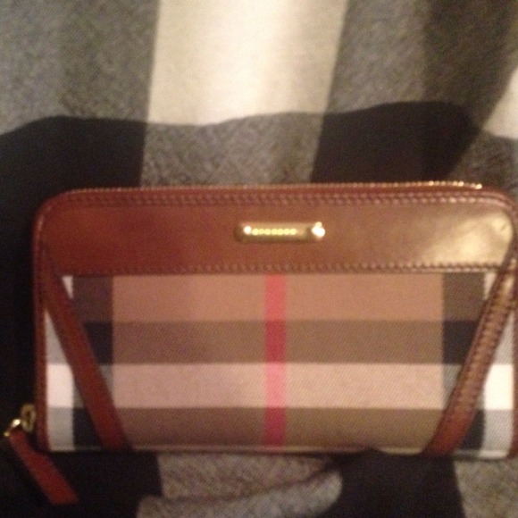 **SOLD**Burberry Bridle House Large Zigy wallet