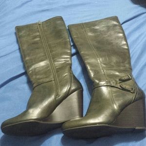Sexy dark grey distressed look wedge boots