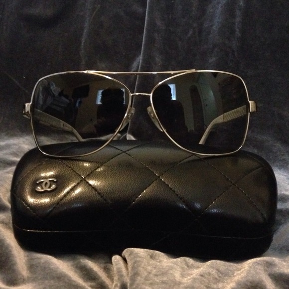🎉Reduced!🎉 CHANEL sunnies! - Picture 2 of 4