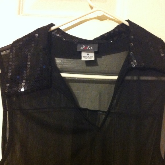 Black halter top the collars designed with sequins - Picture 2 of 3