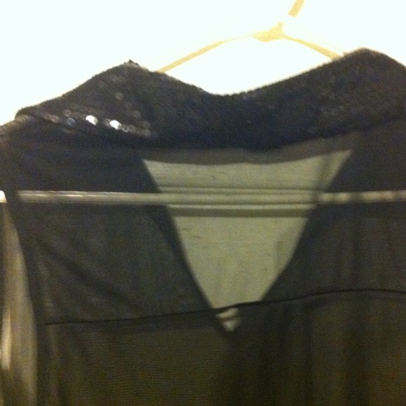 Black halter top the collars designed with sequins - Picture 3 of 3