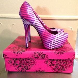 ⭐️NEW in Box!⭐ Pink/Purple Geometric Heels