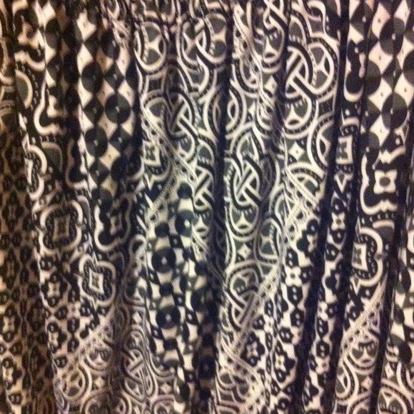 Very comfy and beautiful black and white top - Picture 2 of 2