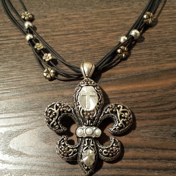 ***SOLD*** in bundle Fleur de lis fashion necklace