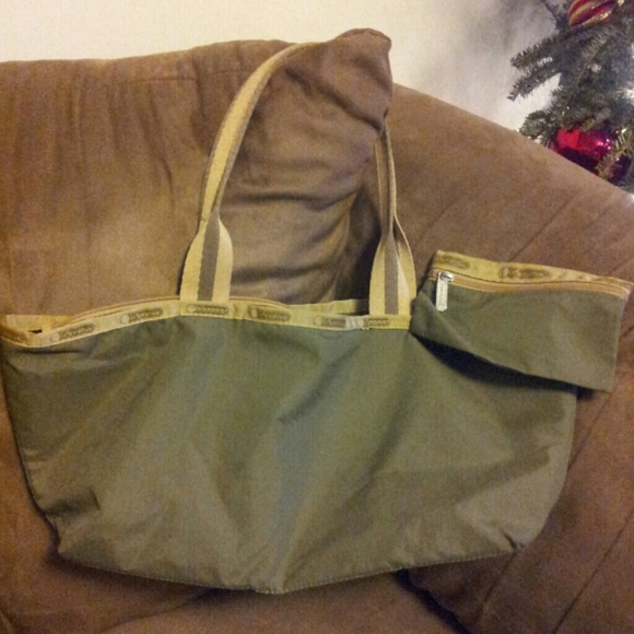 """SOLD LOCALLY"""Lee Sport Bag