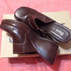 Bass brown wedge mule