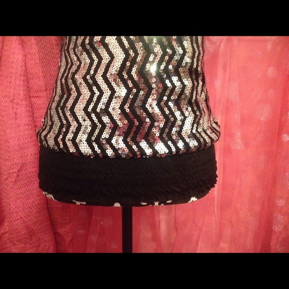 Fun & Flirty Halter TopππHost Pickππ 1/22 - Picture 4 of 4