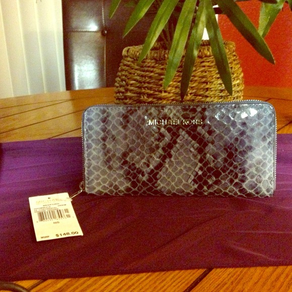SOLD!!! In bundle Authentic Michael Kors Wallet! - Picture 1 of 4