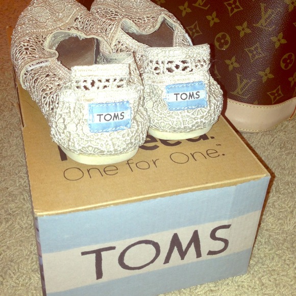 TOMS🔁 "One for One" / White Lace