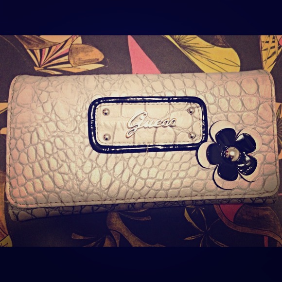 Guess clutch