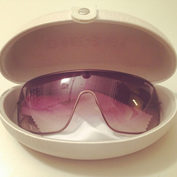 !SOLD! Unisex Diesel Sunglasses with Case - Picture 2 of 4