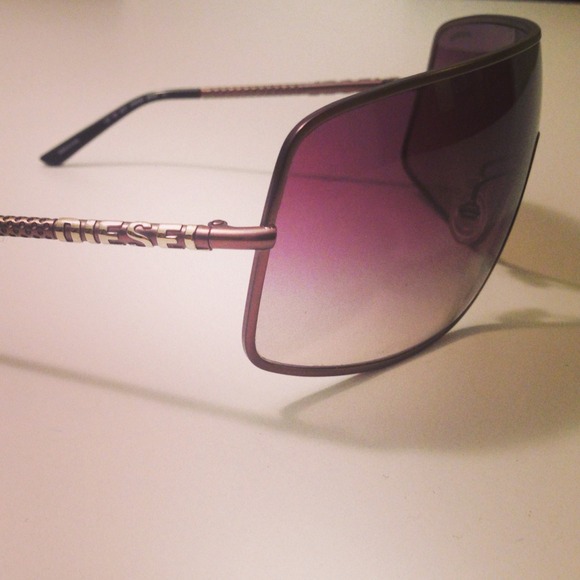 !SOLD! Unisex Diesel Sunglasses with Case - Picture 4 of 4