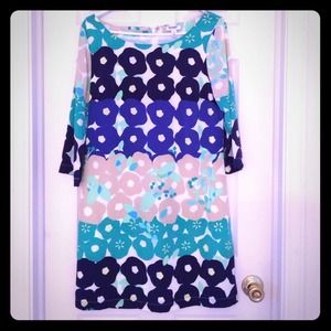 --dress 3/4  sleeve- hits at knee