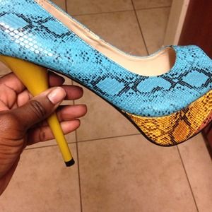 71/2 snake skin pumps