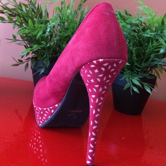 💃SOLD💃 👣RED HOT👣 brand new heels - Picture 4 of 4