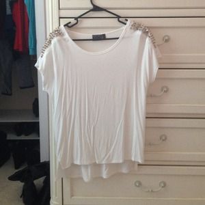 Studded spiked shoulder white tee