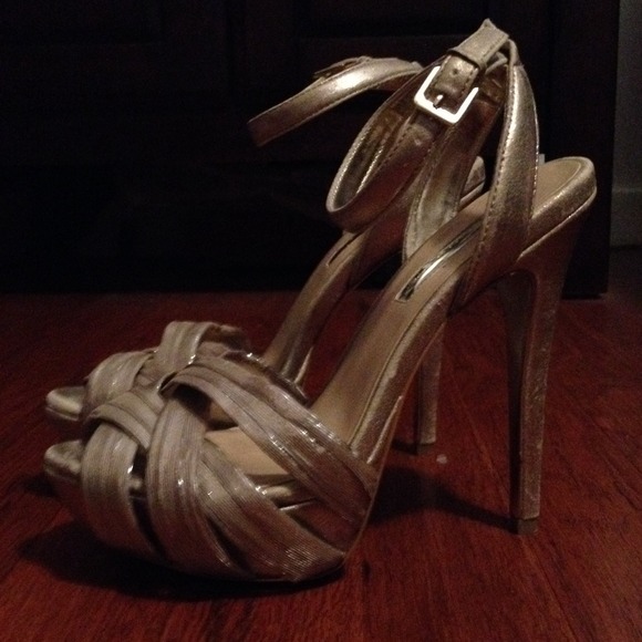 H by Halston brushed gold strappy heels size 7 - Picture 3 of 4