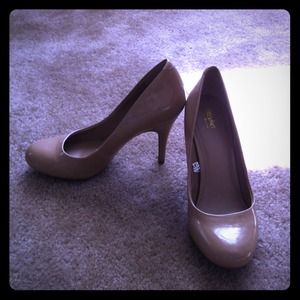 Glamorous nude heels!! 👠👠