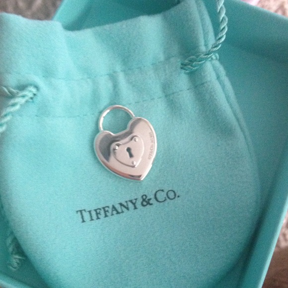 💥💥SOLD💥💥T&CO heart charm tag