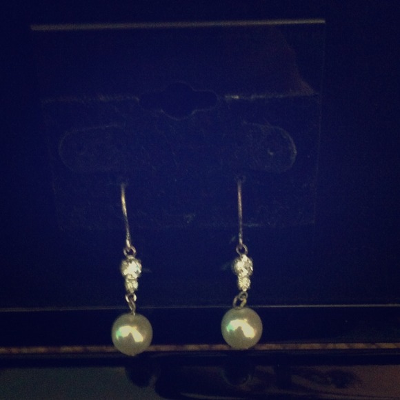 Drop pearl earrings with diamond