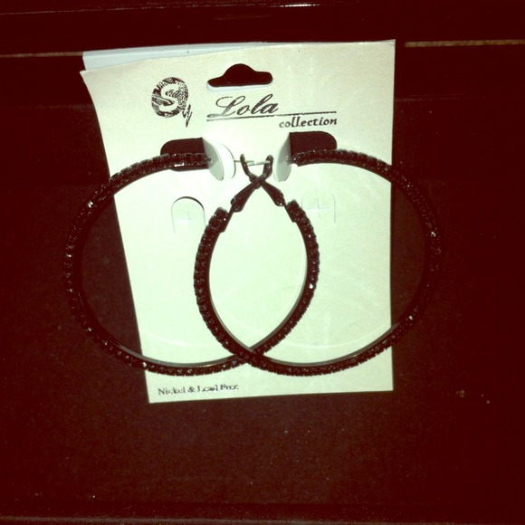 Big black hoop earrings.