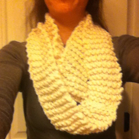 Hand knitted Infinity Scarf - Picture 4 of 4