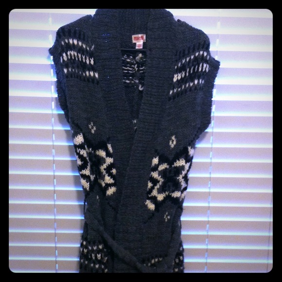Grey/Black/White short sleeve sweater with tie.