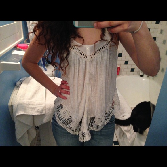 ⭕️SOLD⭕️ Off-white American Eagle Tank Top - Picture 2 of 4